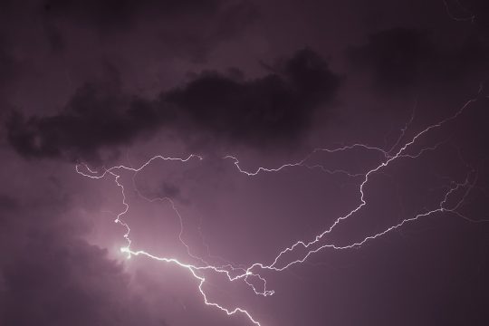 Blitze während eines Gewitters am Nachthimmel