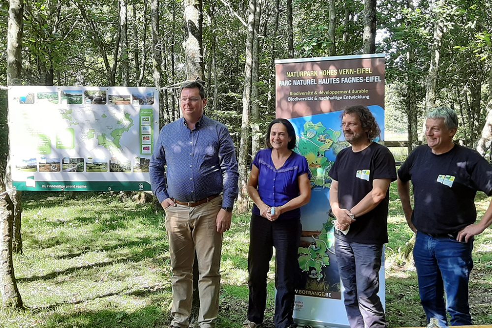 Die Verantwortlichen im Naturparkzentrum Botrange haben am Donnerstag die Neuheiten vorgestellt, unter anderem Direktor Michael Guebel (1.v.l.) und Chantal Martin (2.v.l.) - Bild: Andreas Lejeune/BRF