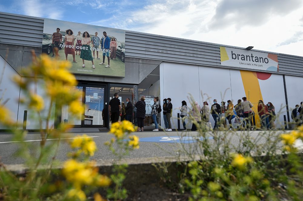 Warteschlange vor einem Brantano in Namur (Bild: John Thys/Belga)