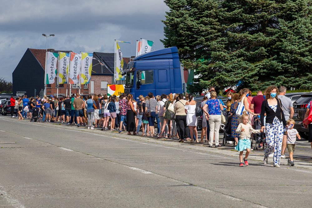 Lange Warteschlange vor einer der Brantano-Filialen (Bild: Nicolas Maeterlinck/Belga)