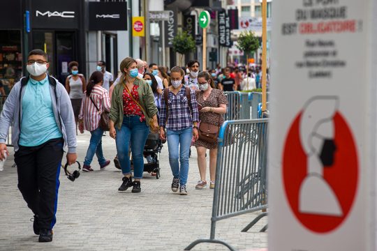 Maskenpflicht in der Brüsseler Einkaufsstraße