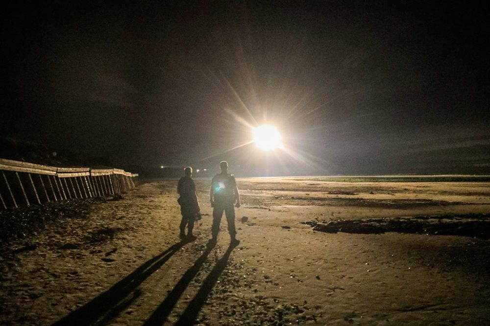 Drohneneinsatz der französischen Polizei am Strand von Tardinghen nahe Calais am 13. August (Bild: Sameer Al-Doumy/AFP)