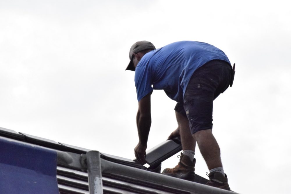 Dachdecker bei der Arbeit (Bild: Stepahn Pesch/BRF)