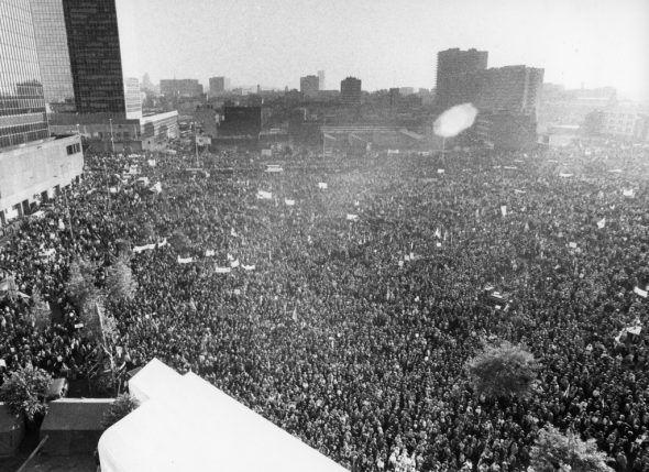 Bis zu 400.000 Bürger protestieren 1983 in Brüssel gegen Atomraketen in Europa (Bild: Belga Archives)