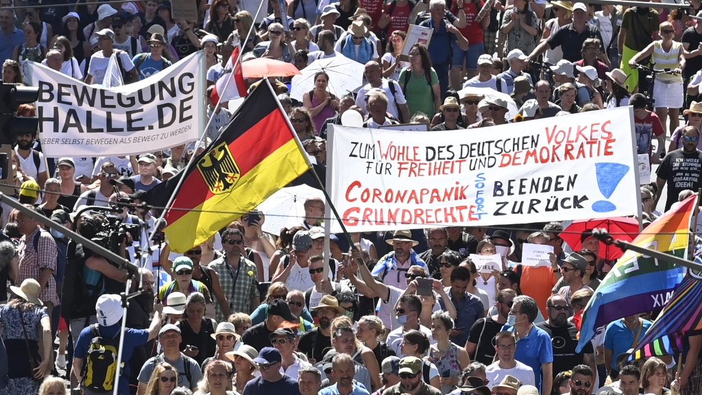 Etwa 15 000 Demonstranten Fordern In Berlin Ende Der Corona Beschrankungen