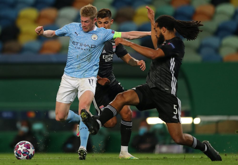 Jason Denayer setzt sich gegen Kevin De Bruyne durch (Bild: Miguel A. Lopes/AFP)