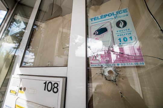 Bereits am Sonntagabend wurde das benachbarte Gebäude mit einer Granate beworfen (Bild: Jonas Roosens/Belga)