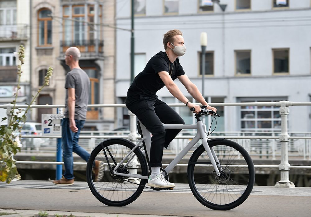 E-Bike-Fahrer mit Make in Brüssel (Bild: John Thys/AFP)