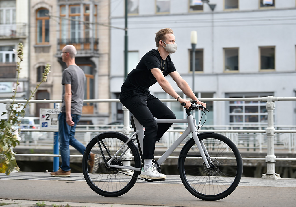 E-Bike-Fahrer mit Make in Brüssel (Bild: John Thys/AFP)