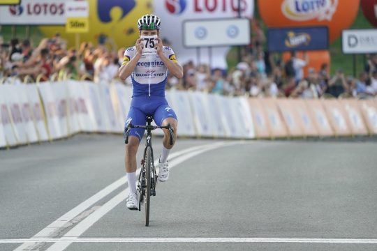 Remco Evenepoel zeigt die Nummer seines verletzten Teamkollegen Fabio Jakobsen bei der 4. Etappe der Polen-Rundfahrt (Bild: Tomasz Markowski/BELGA)
