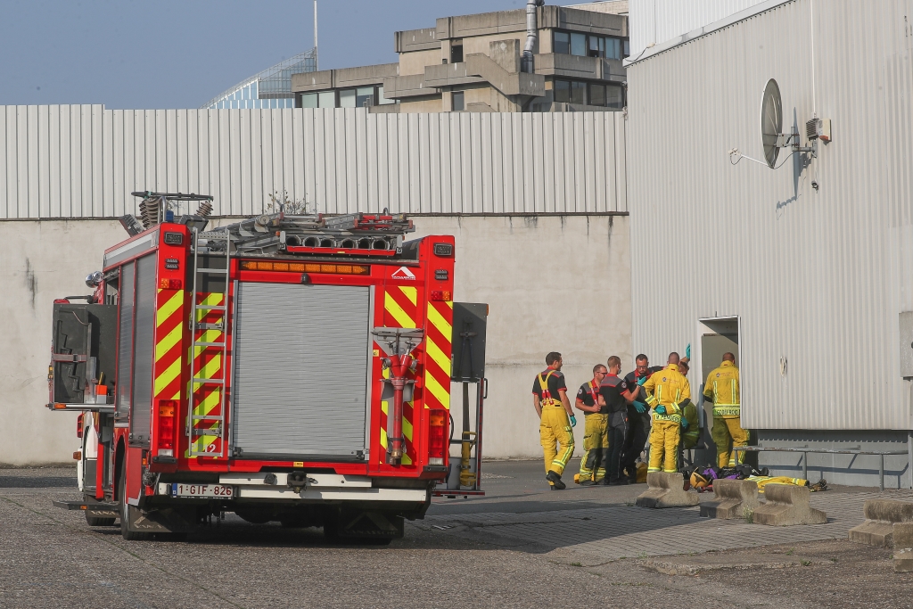 Feuerwehr nach dem Einsatz beim Lütticher Seniorenheim "Résidence Aurore" (Bild: Bruno Fahy/Belga)