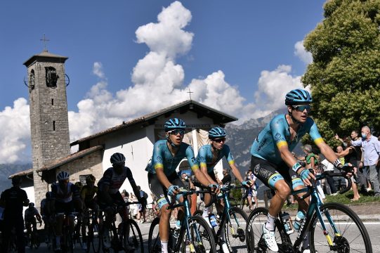 Jakob Fuglsang führt das Feld an (Bild: Marco Bertorello/AFP)