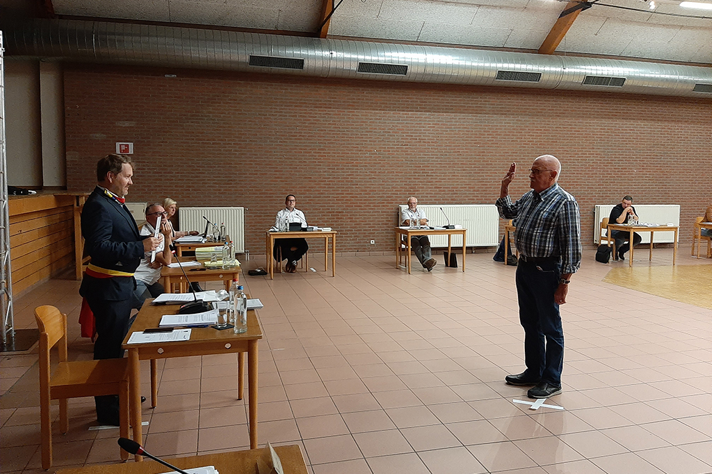 Jean Uebags wurde im August als neues Ratsmitglied in Kelmis vereidigt (Bild: Andreas Lejeune/BRF)
