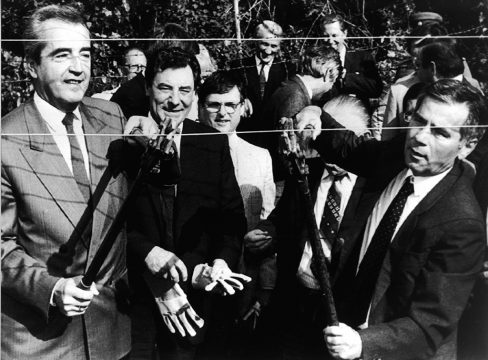 Der ungarische Außenminister Gyula Horn (rechts) öffnet zusammen mit seinem österreichischen Amtskollegen Alois Mock (links) an der ungarisch-österreichischen Grenze symbolisch am 27. Juni den "Eisernen Vorhang" (Archivbild: Robert Jaeger/EPA)