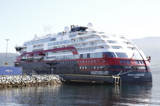 Das Hurtigruten Schiff Roald Amundsen liegt an einem Kai in Tromso