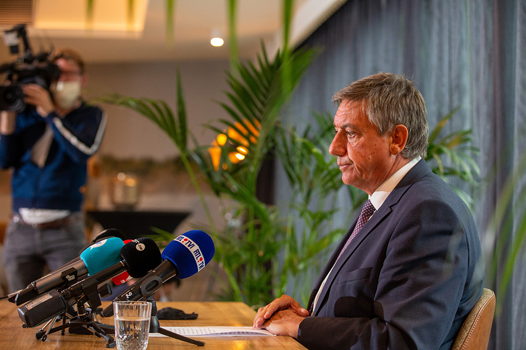 Jambon äußerte sich im Rahmen einer Pressekonferenz zum Fall Chovanec (Bild: Nicolas Maeterlinck/Belga)
