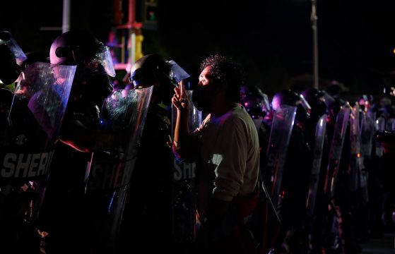 Proteste in Kenosha am 25. August (Bild: Kamil Krzaczynski/AFP)