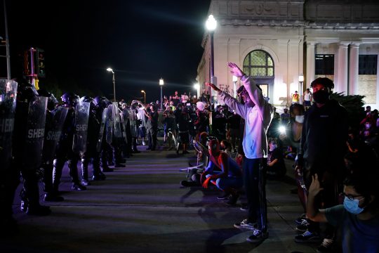 Proteste in Kenosha am 25. August (Bild: Kamil Krzaczynski/AFP)
