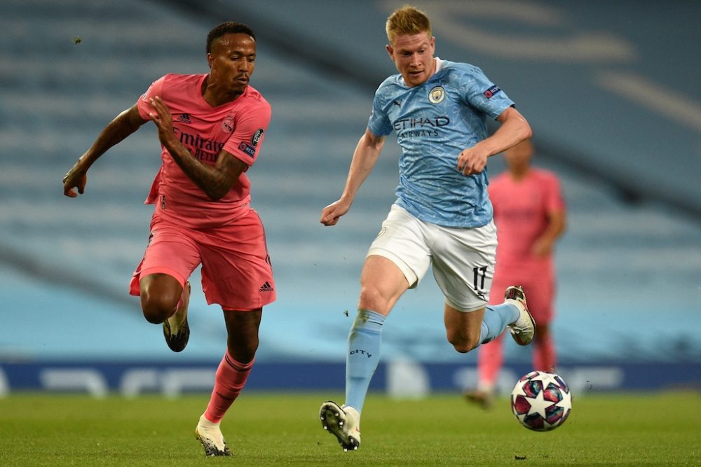 Kevin De Bruyne im Duell mit Eder Militao (Bild: Oli Scarff/AFP)