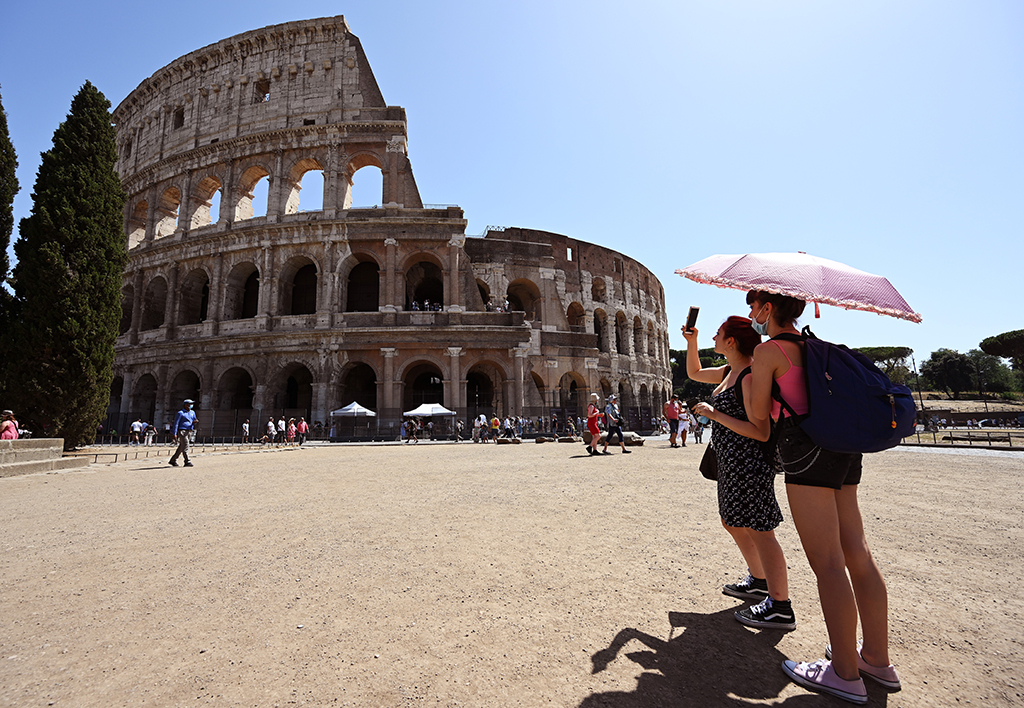 Touristen vor dem Kolosseum in Rom (Bild: Vincenzo Pinto/AFP)