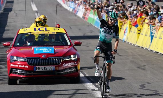 Lennard Kämna feiert seinen Etappensieg (Bild: Eddy Lemaistre/AFP)