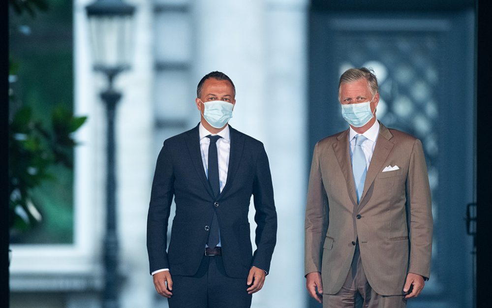 König Philippe und OpenVLD-Chef Egbert Lachaert am Dienstag vor dem Königlichen Palast in Brüssel (Bild: Benoit Doppagne/Belga)