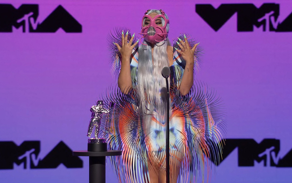 Lady Gaga mit einem Mund-Nasen-Schutz der besonderen Art bei den MTV Video Music Awards in New York (Bild: MTV/AFP)