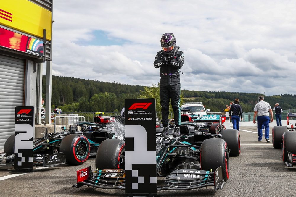 Lewis Hamilton gedenkt nach dem Qualifying an den verstorbenen Schauspieler Chadwick Boseman (Bild: Francois Lenoir/AFP)