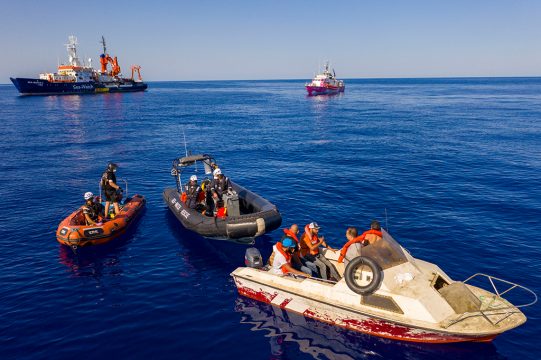 Das im Mittelmeer havarierte Rettungsschiff "Louise Michel" (Bild: Chris Grodotzki/AFP)