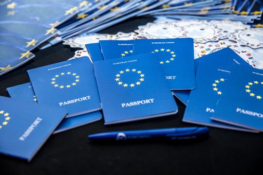 Der Begriff der Unionsbürgerschaft wird 1992 durch den Vertrag von Maastricht eingeführt (Bild: Hatim Kaghat/Belga)