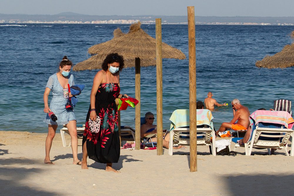 Urlauber am Palmanova Beach auf Mallorca (Bild: Jaime Reina/AFP)