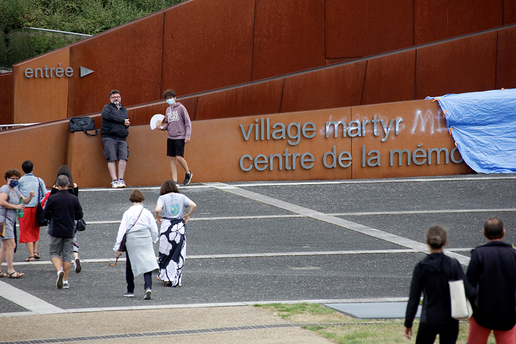 Gedenkzentrum in Oradour-sur-Glane mit Graffitis beschmiert (Bild: Pascal Lachenaud/AFP)