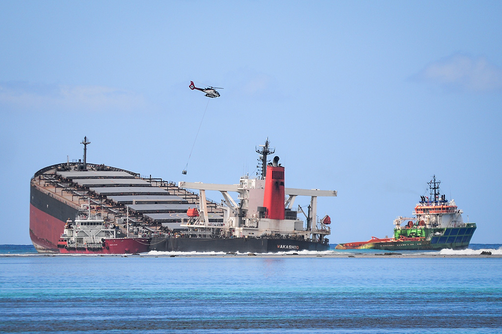 Öl aus havariertem Frachter vor Mauritius abgepumpt (Bild: Sumeet Mudhoo/L'Express Maurice/AFP)
