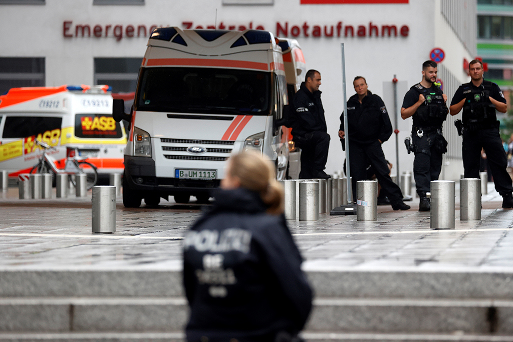 Polizisten vor dem Charité-Krankenhaus in Berlin warten auf die Ankunft Nawalnys (Bild: Odd Anderesen/AFP)
