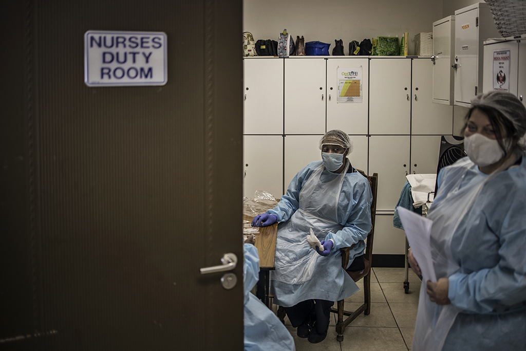 Krankenschwestern in Schutzkleidung in einem Seniorenheim in Johannesburg (Bild: Marco Longari/AFP)