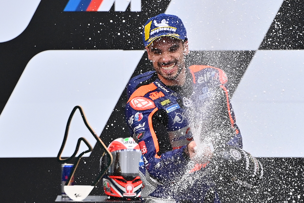 Miguel Oliveira feiert seinen ersten MotoGP-Sieg (Bild: Joe Klamar/AFP)