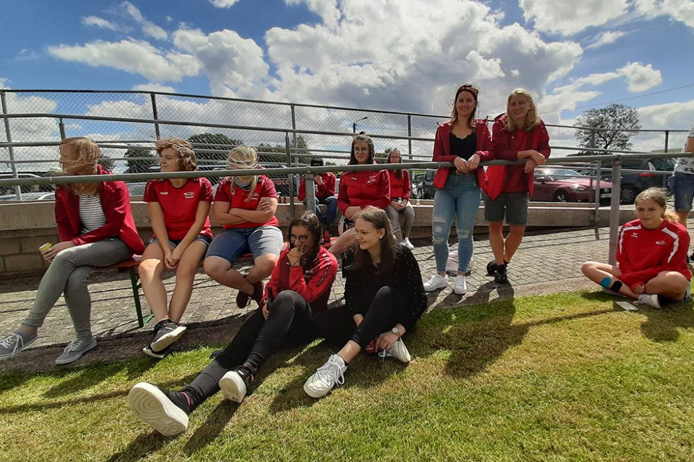 Die Frauen von Rapid Oudler haben sich in Honsfeld das Spiel zwischen Anderlecht und Essen angesehen (Bild: Christophe Ramjoie/BRF)