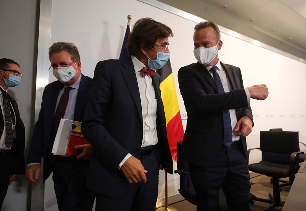 Der wallonische Ministerpräsident Elio Di Rupo und DG-Ministerpräsident Oliver Paasch nach der Pressekonferenz des Nationalen Sicherheitsrats am 20. August (Bild: Olivier Matthys/Pool/Belga)