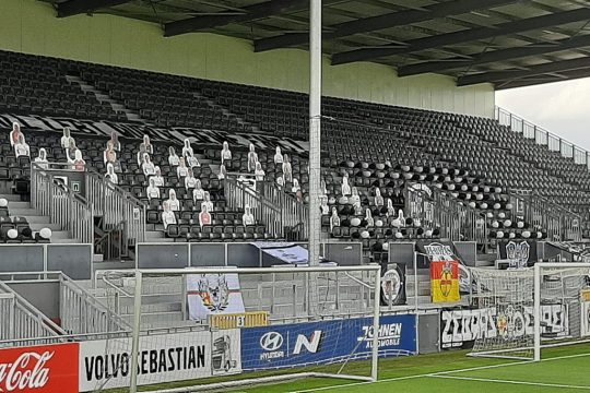 Papp-Fans der AS Eupen beim Spiel gegen Brügge am 16. August (Bild: Christophe Ramjoie/BRF)