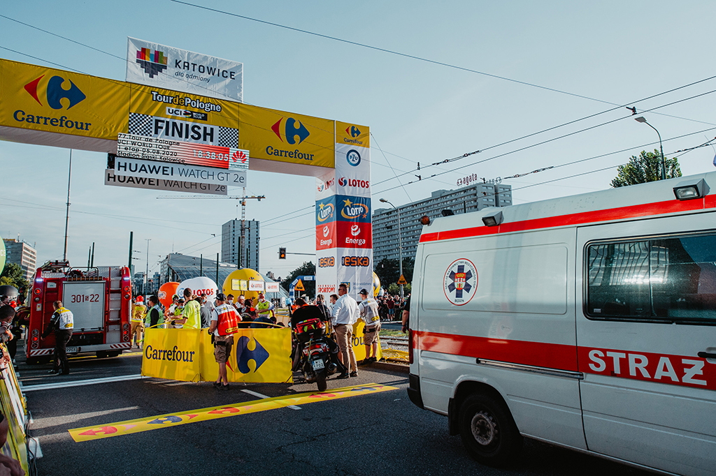 Rettungswagen am Ziel der ersten Etappe der Polen-Rundfahrt