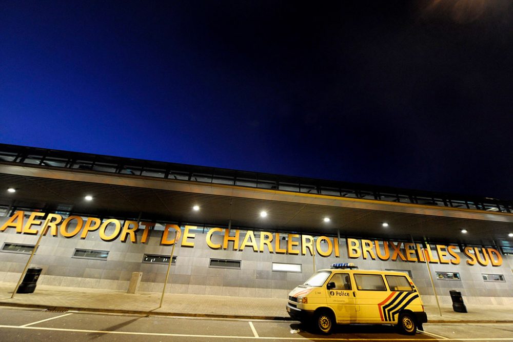 Polizeiwagen am Flughafen von Charleroi (Bild: Olivier Papegnies/Belga)