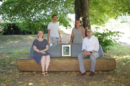 Großer Tag für die Tourismusagentur Ostbelgien: Die TAO erhält den Outdooractive Award und eröffnet die O-asen. V.l.n.r: Isabelle Weykmans, Christoph Hendrich, Sandra De Taeye und Dirk Weidemann (Foto: Andreas Lejeune/BRF)