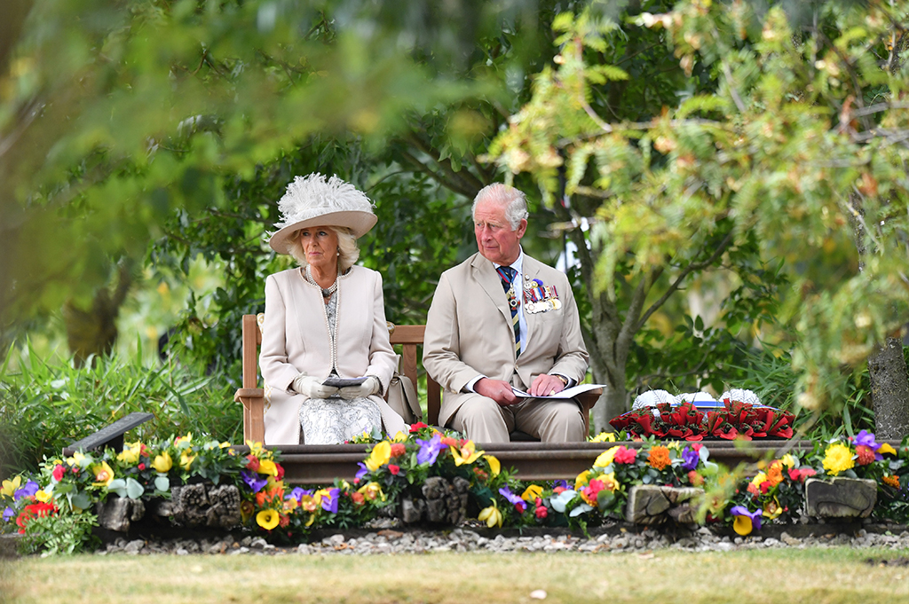 Prinz Charles und Camilla bei der Gedenkveranstaltung am National Memorial Arboretum (Bild: Anthony Delvin Pool/AFP)