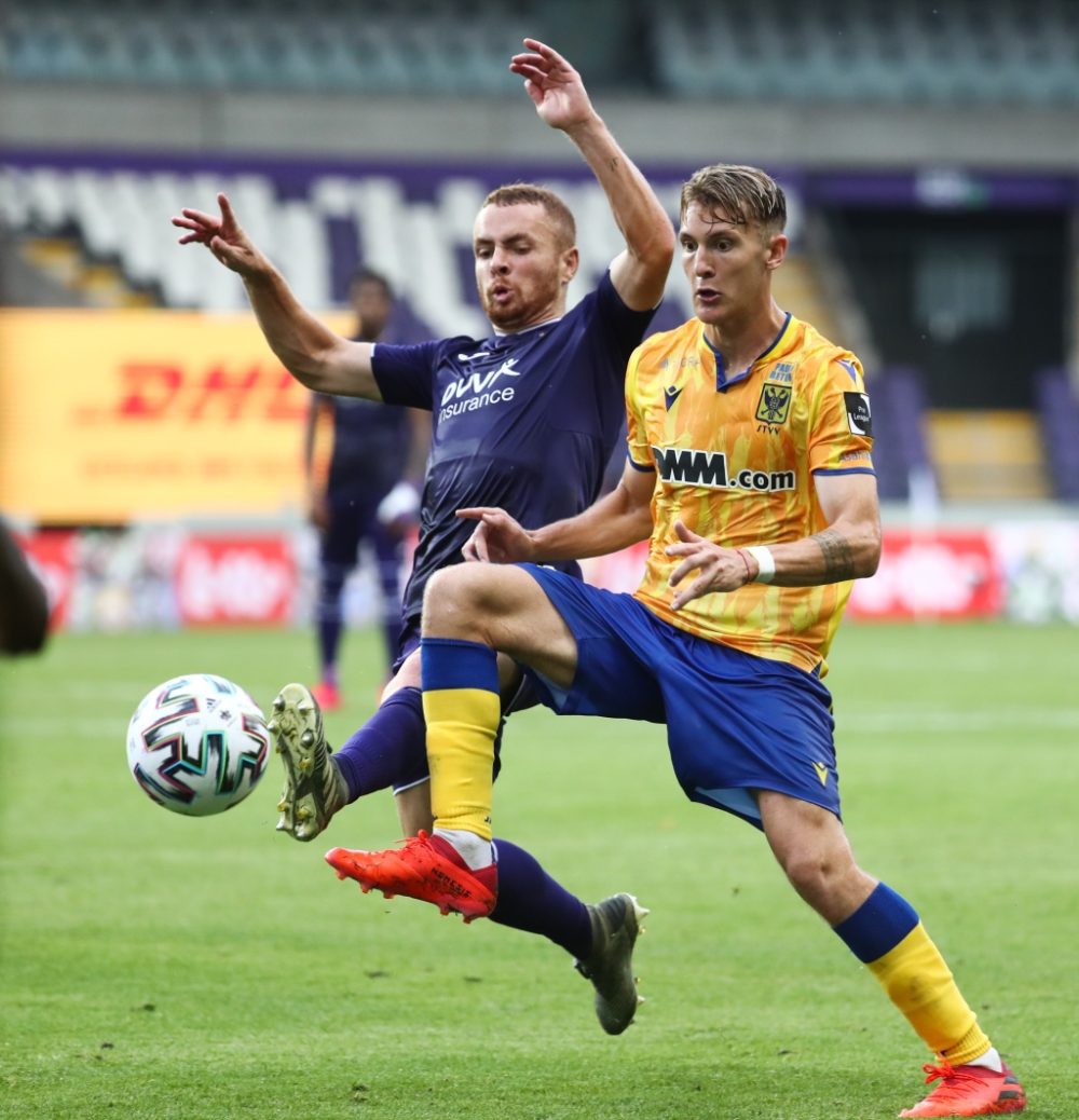 Adrien Trebel vom RSC Anderlecht und Facundo Colidio vom KVV Sint-Truiden kämpfen um den Ball (Bild: Virginie Lefour/Belga)