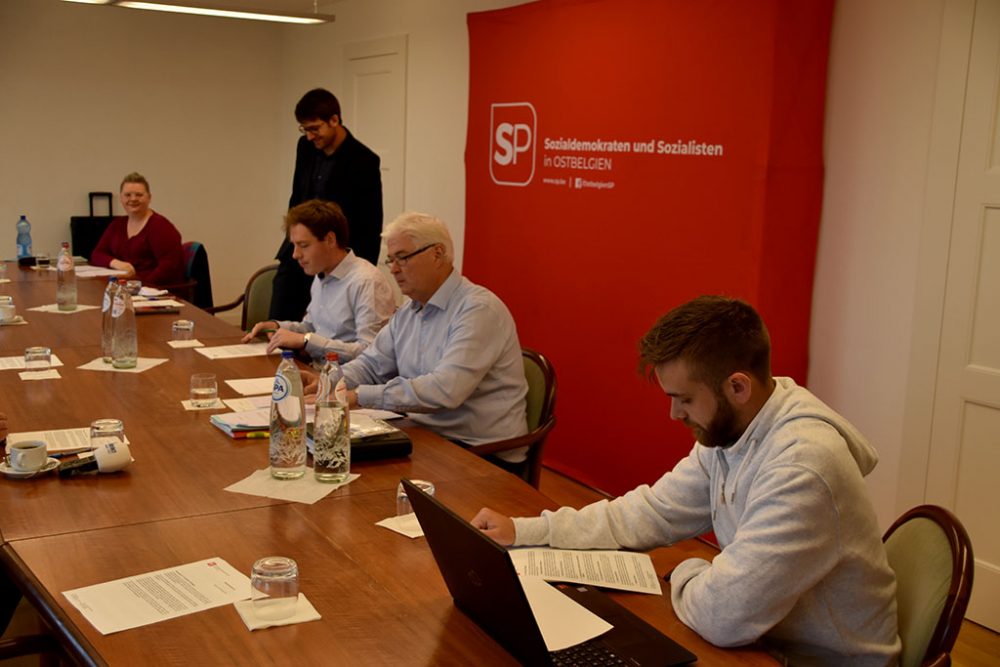 Pressekonferenz der SP: Céline Kever (PDG-Abgeordnete), Jean-Pierre Wetzels (Fraktionssekretär), Matthias Zimmermann (SP-Vorsitzender), Charles Servaty (Fraktionsvorsitzender) und Patrick Spies (PDG-Abgeordneter) (Bild: Chantal Scheuren/BRF)