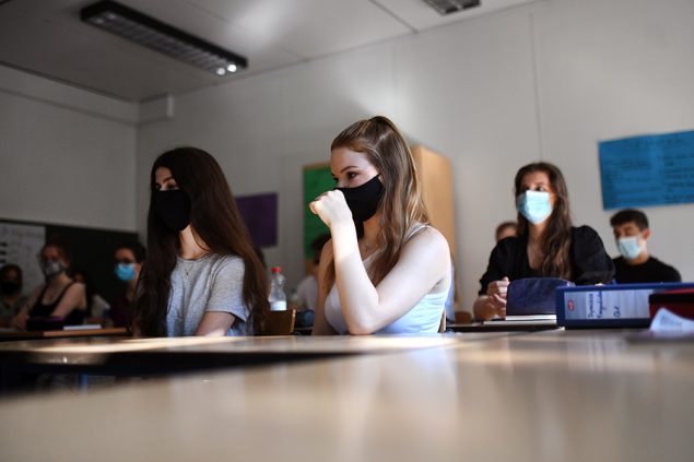 Sekundarschüler in NRW mit Maske (Bild: Ina Fassbender/AFP)