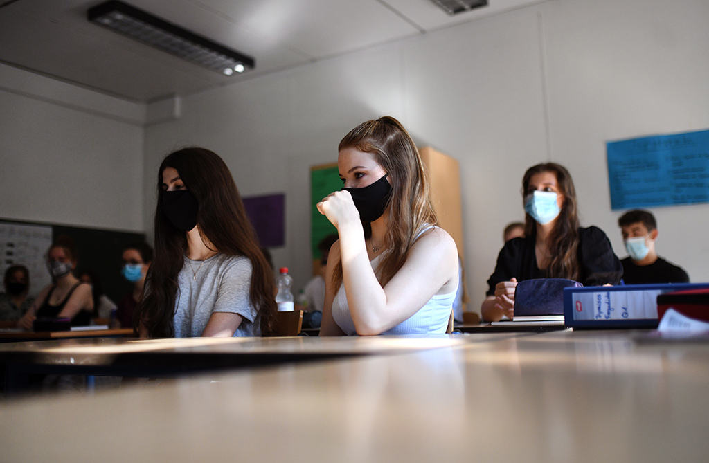 Sekundarschüler in NRW mit Maske (Bild: Ina Fassbender/AFP)