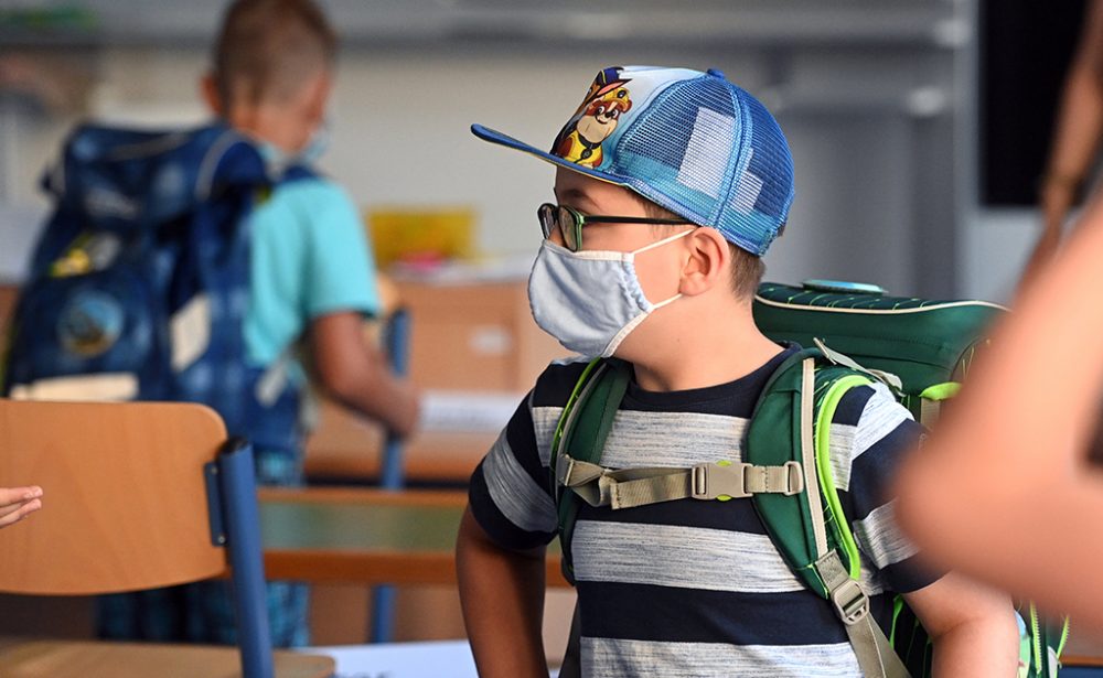 Kind mit Maske in Schule (Bild: Ina Fassbender/AFP)