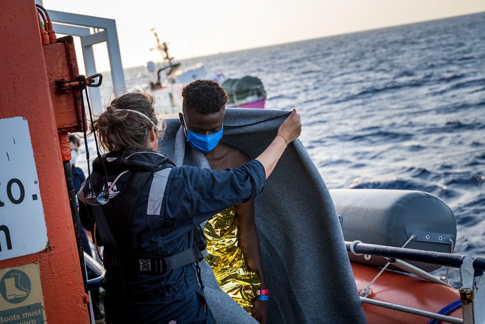 Flüchtling von der "Louise Michel" bei seiner Aufnahme auf dem Rettungsschiff "Sea Watch 4" (Bild: Thomas Lohnes/AFP)