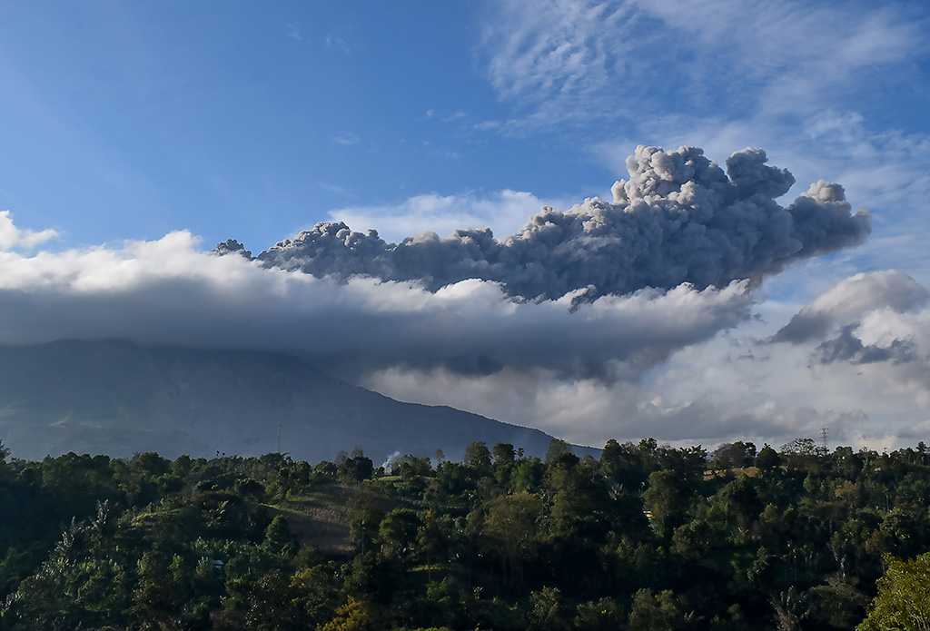 Vulkan Sinabung ausgebrochen (Bild: Anto Sembiring/AFP)